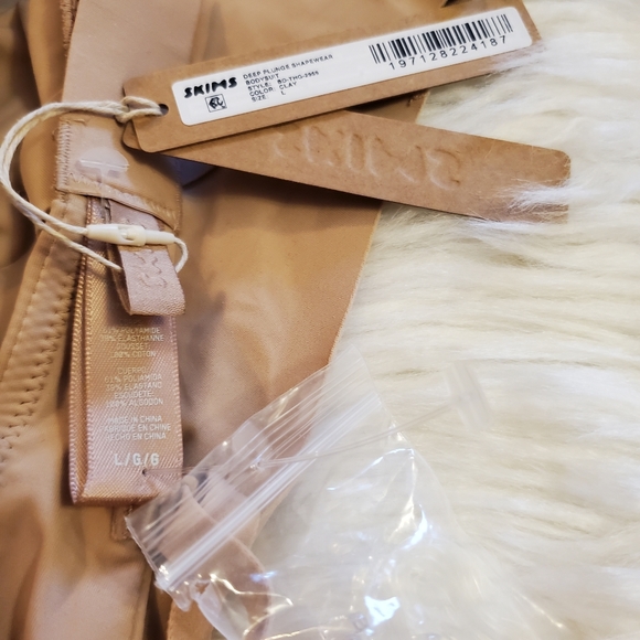 Skims Deep Plunge Thong Shapewear Bodysuit - Clay - Picture 12 of 14